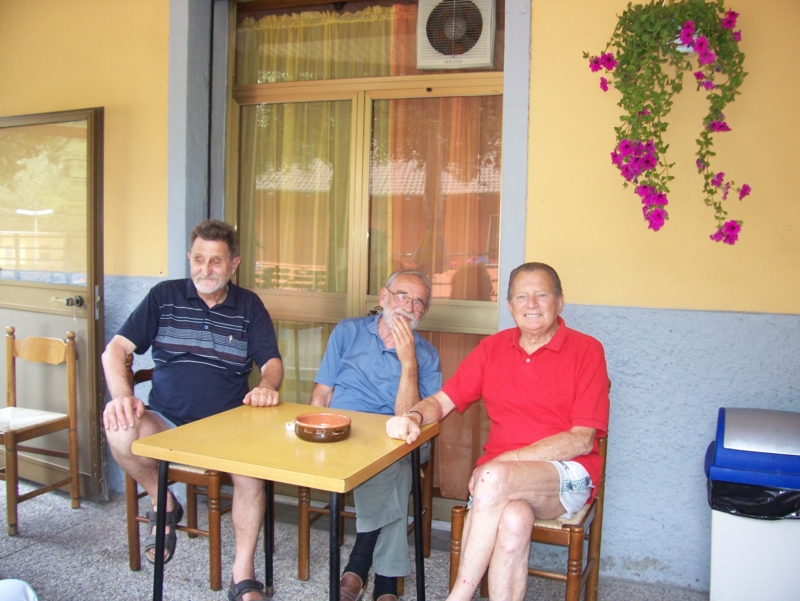  Image name: Persone008.jpg 
 width: 800 pixel 
 height: 601 pixel 
 Size: 377399 bytes 
 Click to enlarge 